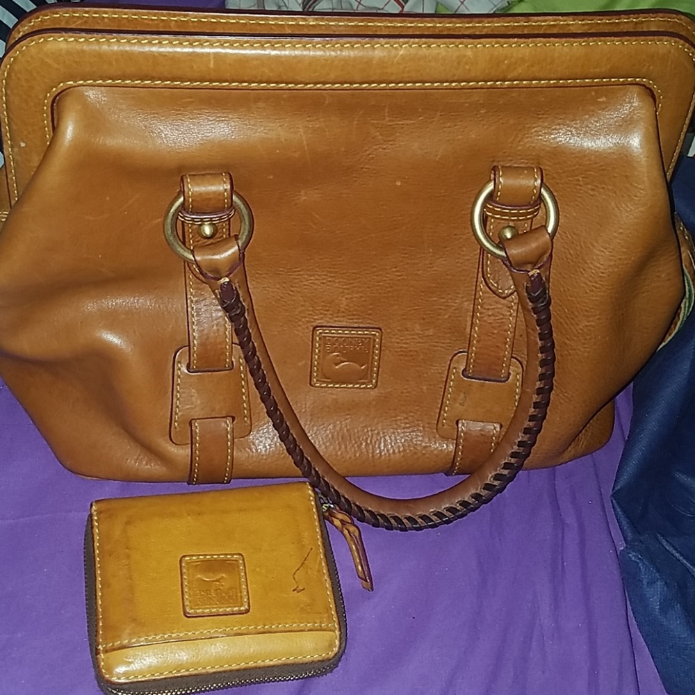 Nice Dooney Bourke .Comes with dust bag